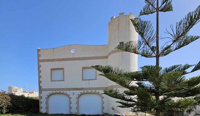 Vacation home (10 people) for families with pool, garden, roof terrace, close to the beach