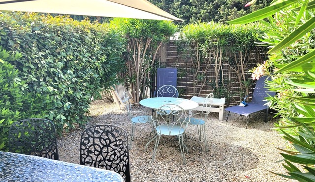 Vacation home 2 bedrooms, inner courtyard, seaside, 5 places max WiFi parking