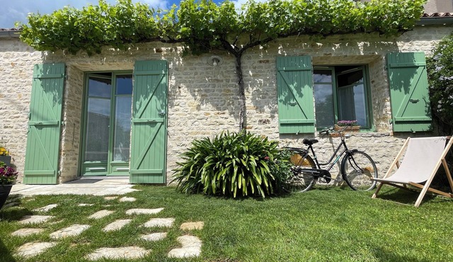 Vacation home/2 bedrooms/La Rochelle 15 min away/Walled garden/WIFI/Holiday vouchers