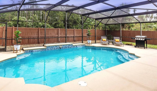 Vacation Home 3 beds 2 bathrooms 5 miles to Disney Springs. 7 Minutes to Disney