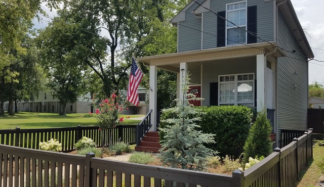 Vacation Home-5 Mins Downtown! 2 Bdrm 2.5 bath Hot Tub! Fireplace! Up to 4 Adult