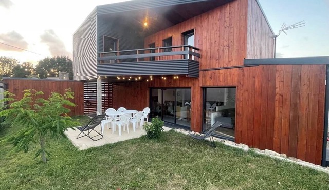 Vacation home between land and sea