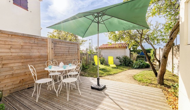 Vacation Home "Bois Flottés - Maisonnette 700m Mer" with Private Terrace, Private Garden & Wi-Fi