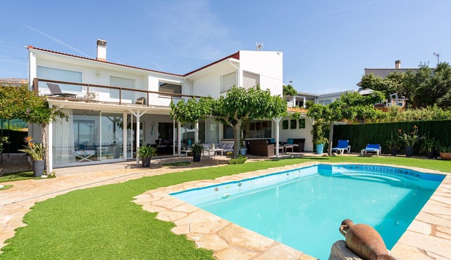 Vacation Home "Can di Luca" with Sea View, Pool & Wi-Fi