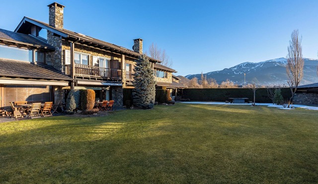 Vacation Home "Casa Fontanals de Cerdanya" with Mountain View, Wi-Fi, Terrace & Garden
