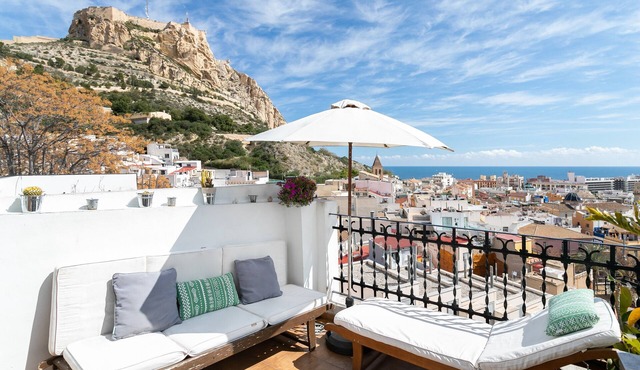 Vacation Home "Casita Kunterbunt" with Sea View, Terrace & Wi-Fi