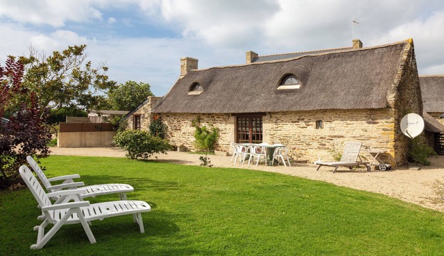 Vacation Home "Chaumière Ty Plouz" with Private Terrace, Private Garden and Wi-Fi