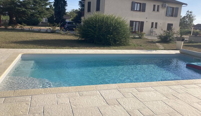 Vacation home for 10 people with swimming pool: 5 bedrooms (double beds), 4 bathrooms, 4wc