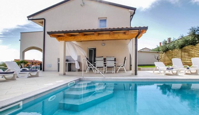 Vacation home for 8 with pool, 2 km from the beach
