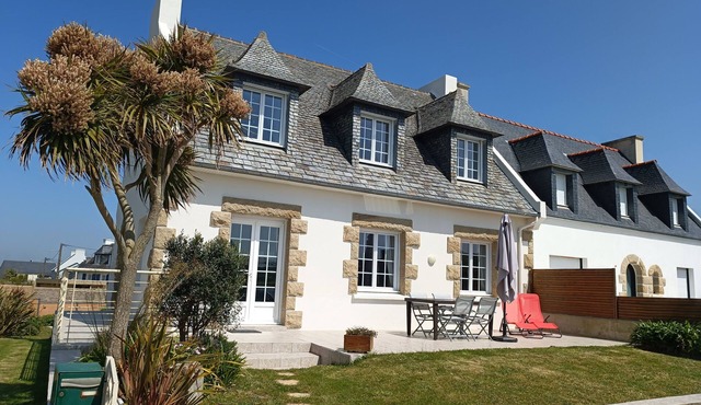 Vacation home in Plouescat, sea view, feet in the water.