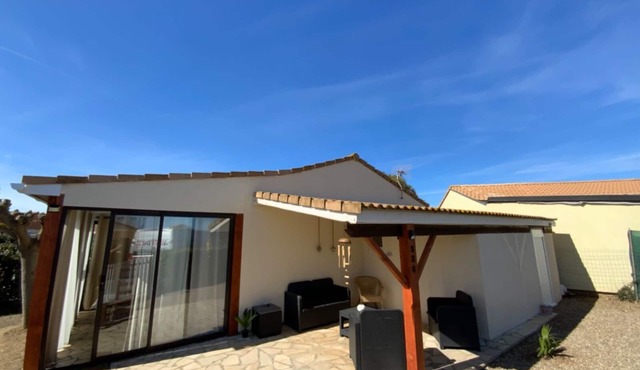 Vacation home in private residence with swimming pool 800m from the beach