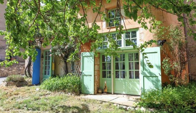 Vacation home in Provence, sleeps 4/6, large shaded terrace facing south.