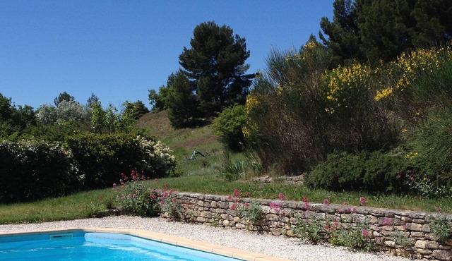 Vacation home in the Luberon with swimming pool and large garden.