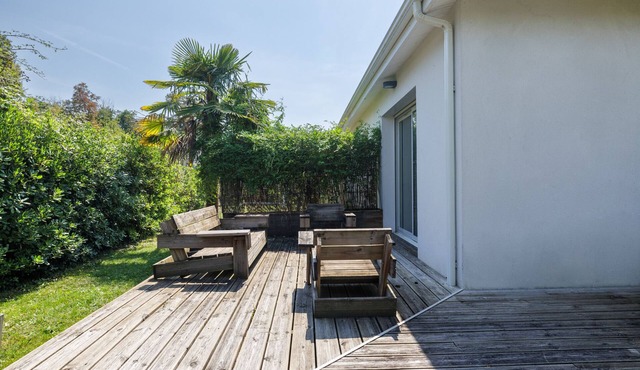 Vacation Home "L Entre2mers" with Private Terrace, Tennis Court & Wi-Fi