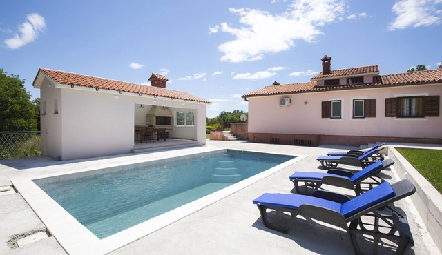 Vacation home Laura with pool, quiet location, family-friendly.