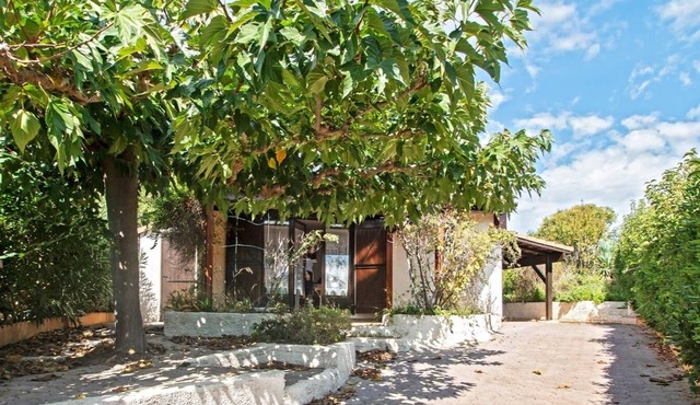 Vacation home 'Les Lauriers-roses' sleeps 6, 1 km from the beach.