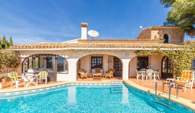 Vacation Home "Lucía" with Sea View, Private Pool & Wi-Fi