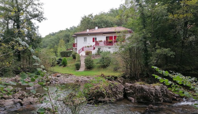 Vacation Home "Maison Kukusoa En Bord De Rivière" with Private Terrace & Wi-Fi