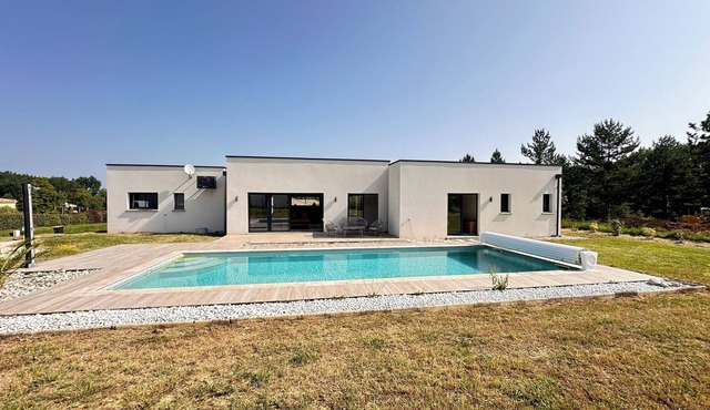 Vacation home, pool, 3 bedrooms, 3 bathrooms. available from 26 aout 25