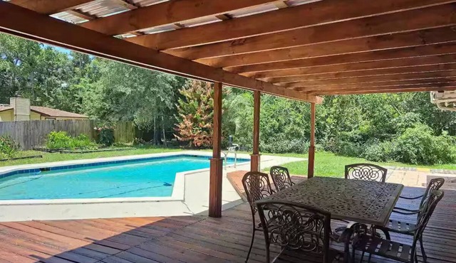 Vacation home, Pool, Gazebo, yard. Entire home in Gainesville, Florida
