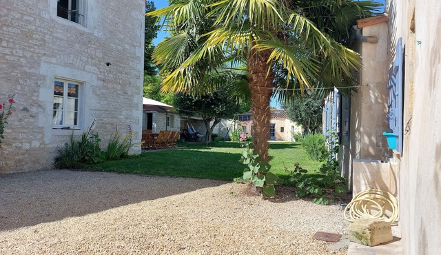 Vacation home rental with pool and beach for 10 people