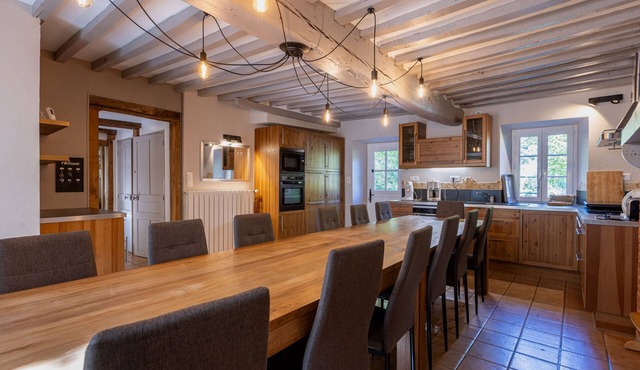 Vacation home sleeps 15 near the Chaîne des Puys in Auvergne