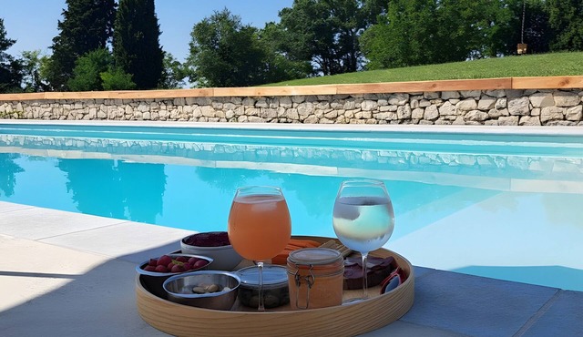 Vacation Home “Villa with 360° Views in a Peaceful Setting” with Lake View, Private Pool & Wi-Fi