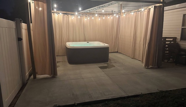 Vacation Home w HOT TUB, 2 MASTER BEDROOMS, HEATED POOL NEAR BEACHES!