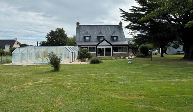 Vacation home with swimming pool near the Gulf. Walking distance to the sea.