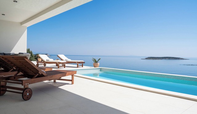 Vacation home with panoramic view and swimming pool on island Vis