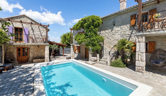Vacation home with pool in Gabonijn