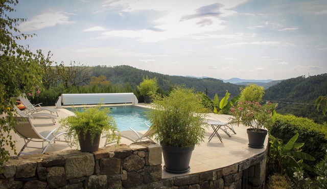 Vacation home with private pool and summer kitchen in a quiet location