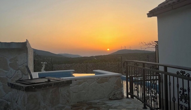Vacation house with hot tub, pool and privacy