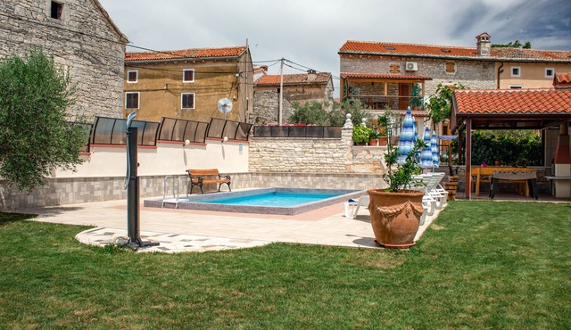 Vacation house with PRIVATE garden, pool, table tennis and soccer. Max 4 persons