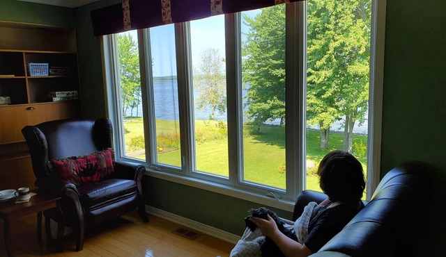 VACATION in 🇨🇦 CANADA 🇨🇦: Pet Friendly All-Season Getaway by the Ottawa River