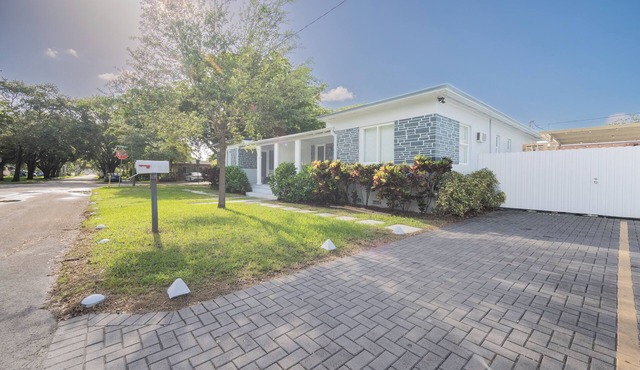 Vacation in Style & Comfort! Hollywood Easy Living