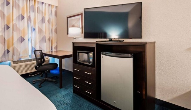 Vacation is Calling! Free Breakfast, Free Parking, Indoor Pool, Close to Oglebay