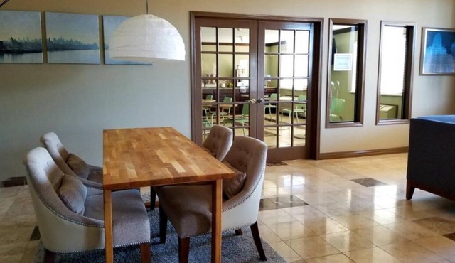 Vacation is Calling! Free Parking, Free Breakfast, Near Red Hawk Golf Course