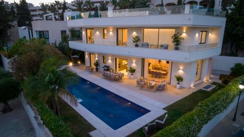 VACATION MARBELLA I Villa Velazquez, Newly-Built, Best Location in Marbella, 150m to the Beach, Heated Pool, Golden Mile, BBQ, World-Class Dining