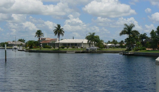 Vacation Paradise Sailboat Access Waterfront ! Heated Pool, Close to Downtown