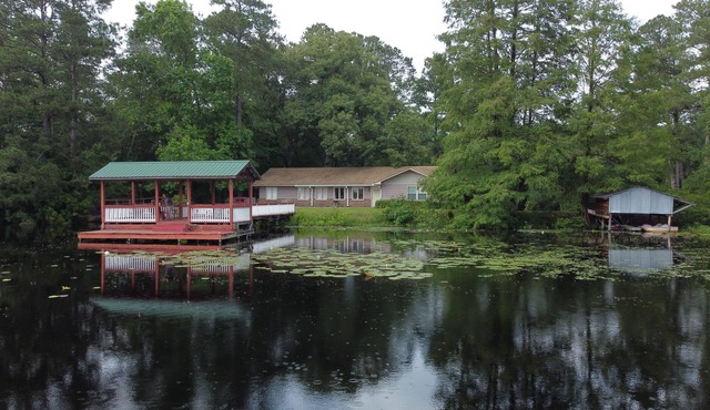 Vacation Pond House Retreat