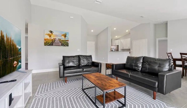 Vacation Relax, Play and COMM Pool-20 Miles from Walt Disney World