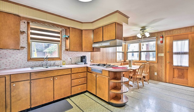 Vacation Rental ~ 8 Mi to KeyBank Center!