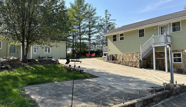 Vacation Rental Cottage with Hot Tub and Lakeview near Athens & Hocking Hills