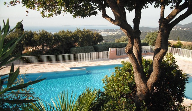 Vacation rental in LA CROIX VALMER: private domain with swimming pool