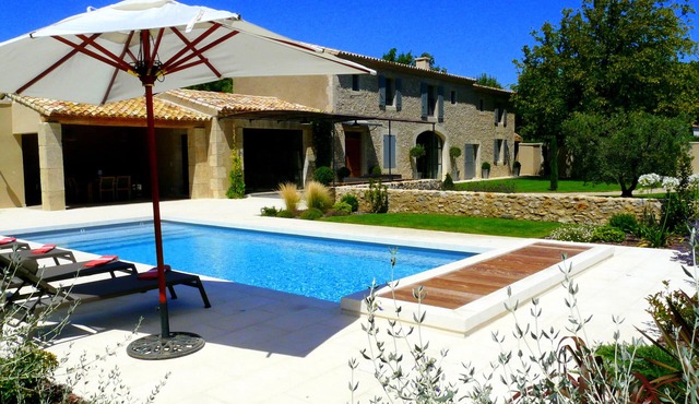 Vacation rental house with pool EYGUIERES LS1-195