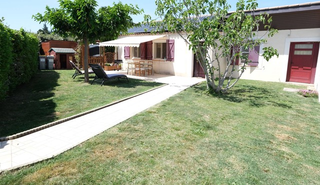 Vacation rental house on one floor with pool in Mallemort, Provence. 4 persons