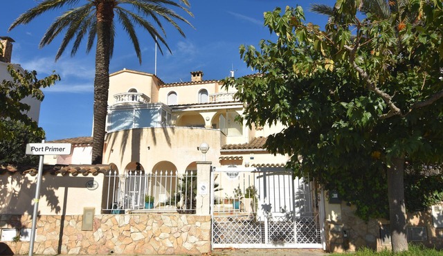 Vacation rental in Empuriabrava, Costa Brava: Charming villa next to La Rubina beach, perfect for families of up to 6 people.