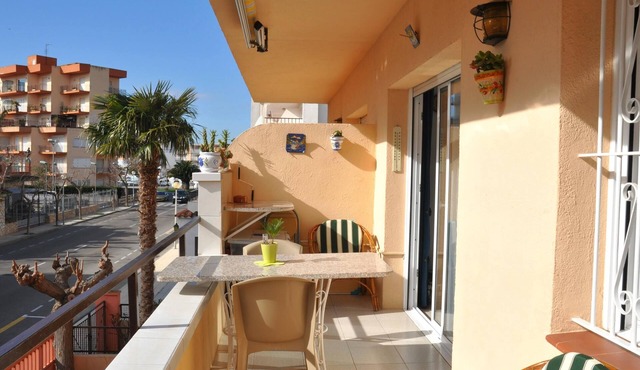 Vacation rental in Roses, Costa Brava: Cozy apartment 300m from Santa Margarita beach, ideal for families.