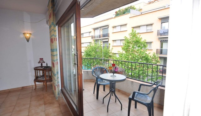 Vacation rental in Roses, Costa Brava: Spacious 2-bedroom apartment 300 meters from the beach. Equipped with terrace and barbecue.